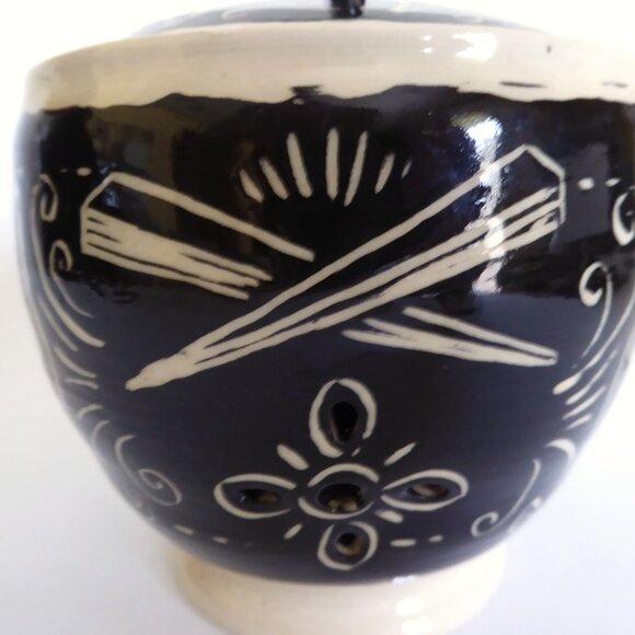 NEW ARTIFACT POTTERY HANDCRAFTED GOTH CERAMIC VAMPIRE BAT DRACULA GARLIC KEEPER - Picture 15 of 16